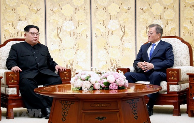 Nhà lãnh đạo Triều Tiên Kim Jong-un (trái) và Tổng thống Hàn Quốc Moon Jae-in tại cuộc gặp ở làng đình chiến Panmunjeom ngày 27/4. (Nguồn: Yonhap/TTXVN)