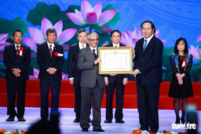 Chủ tịch nước Trần Đại Quang trao tặng Giải thưởng Hồ Chí Minh về Khoa học và Công nghệ cho Giáo sư sử học Phan Huy Lê - Ảnh: Nguyễn Khánh