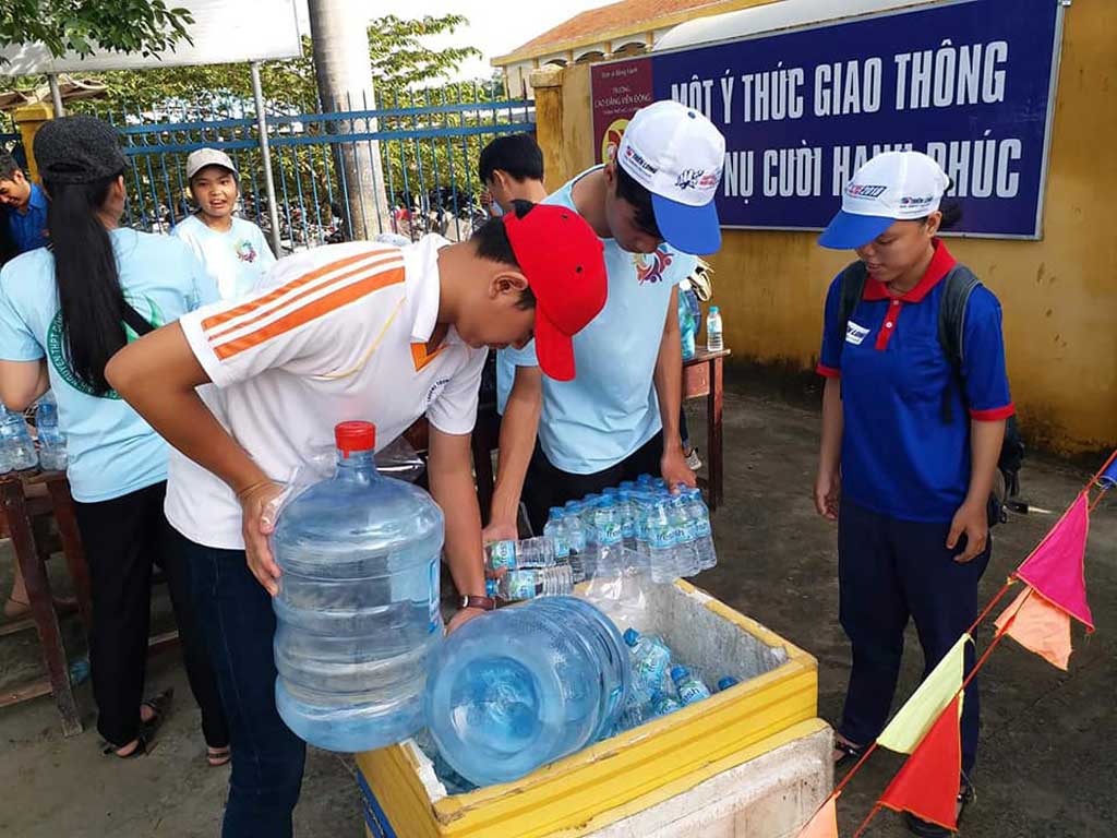 Các tình nguyện viên tích cực chuẩn bị nước uống phụ vụ thí sinh sau khi kết thúc các môn thi