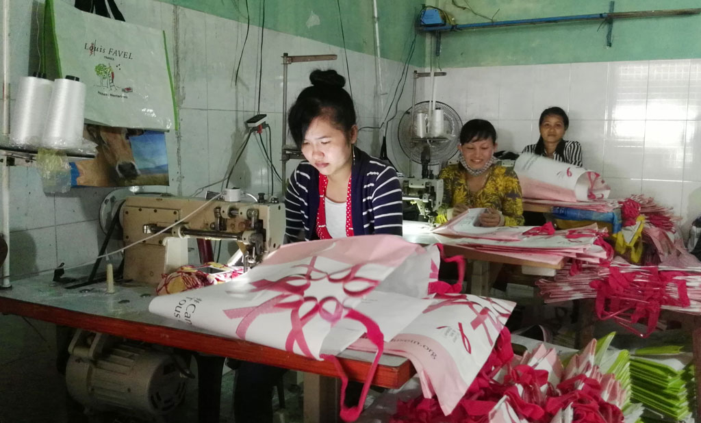 Phụ nữ Tân Hòa giúp nhau phát triển kinh tế Cơ sở may gia công túi xách tạo việc làm thường xuyên cho hội viên, phụ nữ