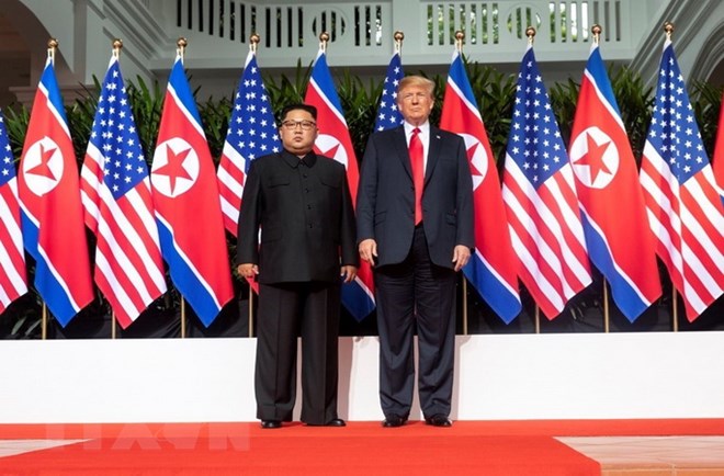 Tổng thống Mỹ Donald Trump (phải) và Nhà lãnh đạo Triều Tiên Kim Jong-un tại cuộc gặp ở Singapore. (Nguồn: YONHAP/TTXVN)