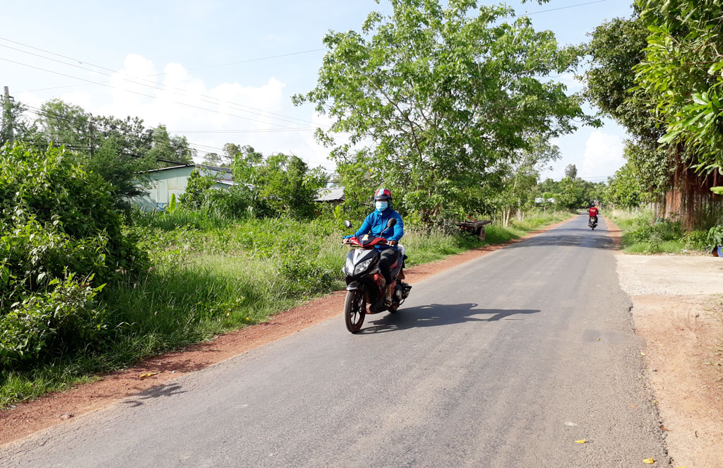 Tuyến đường liên xã Khánh Hưng - Hưng Điền A tạo điều kiện đi lại, vận chuyển hàng hóa thuận lợi