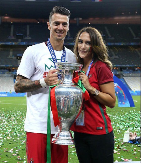 Jose Fonte lúc nào cũng quấn quýt bên bà xã xinh đẹp Cassie Sumner Fonte và đây là giây phút ăn mừng lịch sử của hai vợ chồng bên chiếc cúp Euro 2016