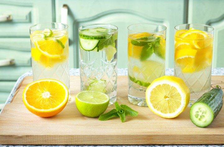 Nước chanh chứa vitamin C tự nhiên và chất chống oxy hóa tốt nhất mà cơ thể yêu cầu. Bên cạnh đó, chúng giúp loại bỏ các muối và chất lỏng dư thừa ra khỏi cơ thể bạn. Thức uống đơn giản này có thể giúp bạn giảm cân mà không có bất kỳ tác dụng phụ nào. Bạn có thể thêm một lát chanh hoặc vắt một ít nước cốt chanh vào ly nước ấm để uống hàng ngày.