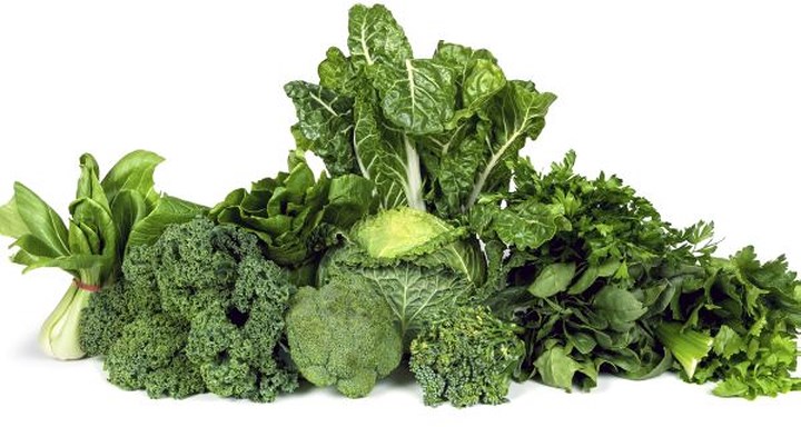 Rau xanh: Nitrat được tìm thấy nhiều trong rau xanh có thể ngăn ngừa bệnh tim, điều hòa huyết áp, duy trì hệ tuần hoàn và mạch máu. Các loại rau xanh như rau chân vịt, cải xoăn, rau diếp, cải bắp, bông cải xanh và cải xoong có hàm lượng nitrat cao mang lại cho họ tính chất lợi tiểu giúp giải độc cơ thể của bạn.