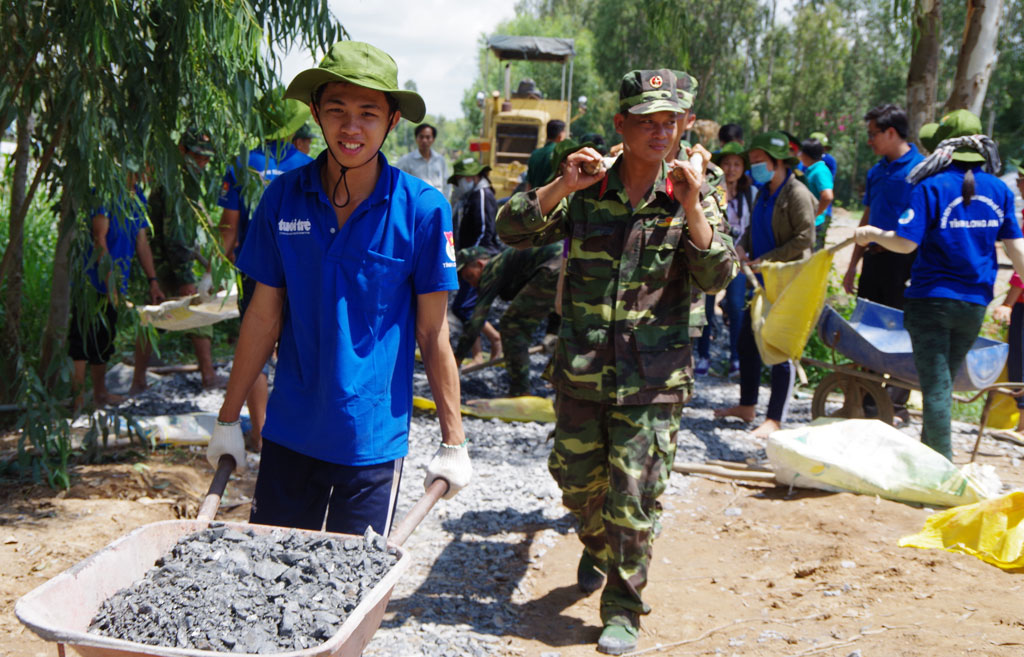 Bên cạnh xây dựng đơn vị, sĩ quan trẻ là lực lượng tiên phong trong giúp dân xây dựng nông thôn mới