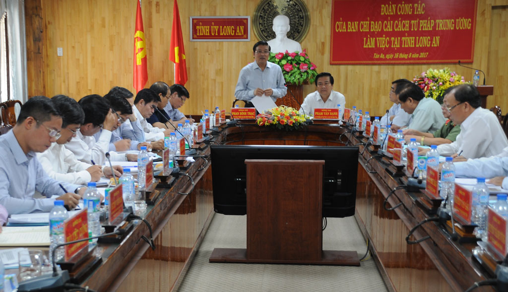 Từ năm 2012 đến 2017 tiếp nhận gần 7.300 vụ việc tố giác, tin báo tội phạm và kiến nghị khởi tố Bí thư Trung ương Đảng, Trưởng ban Nội chính, Ủy viên Ban Chỉ đạo Cải cách tư pháp Trung ương - Phan Đình Trạc làm việc tại Long An về công tác cải cách tư pháp