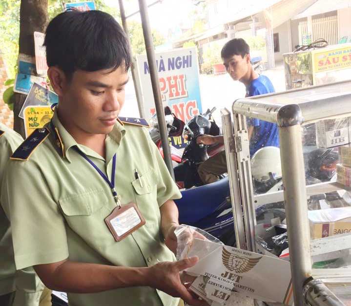 Tập trung kiểm soát thị trường bán lẻ thuốc lá điếu nhập lậu Lực lượng chức năng kiểm tra các điểm kinh doanh thuốc lá lẻ