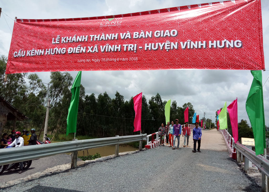 Người dân biên giới Vĩnh Hưng phấn khởi khi đi qua những chiếc cầu mới được xây dựng