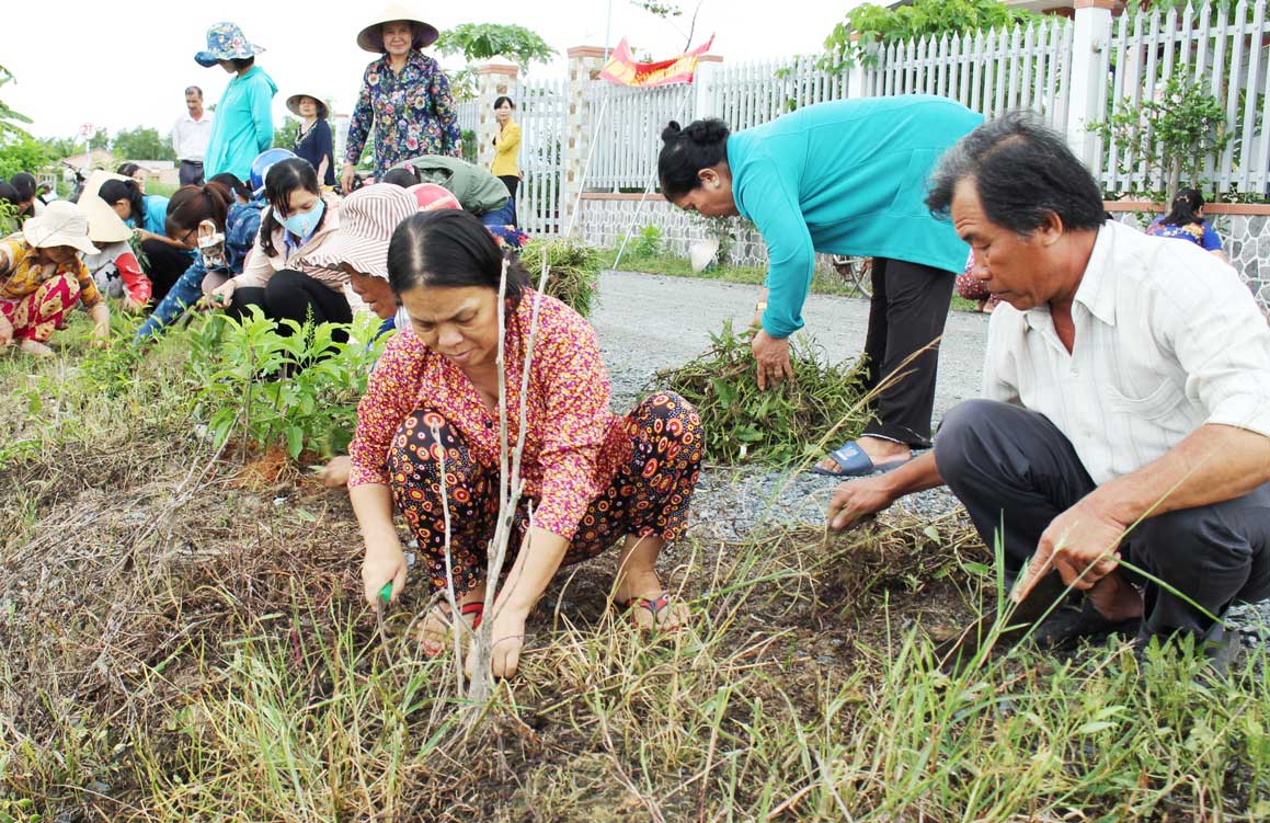 Người dân huyện Cần Đước ý thức cao, tự giác tham gia cùng địa phương bảo vệ môi trường