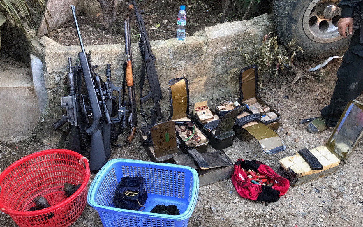 Số vũ khí thu giữ tại đại bản doanh của hai trùm ma túy bị truy nã ở Lóng Luông - Ảnh công an cung cấp
