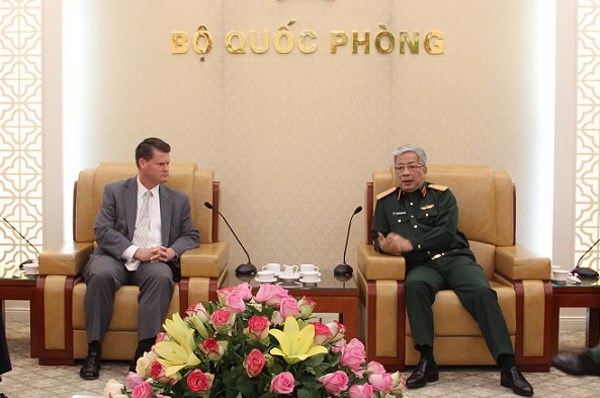 Thượng tướng Nguyễn Chí Vịnh tiếp Trợ lý Bộ trưởng Quốc phòng Hoa Kỳ Randall Schriver. (Nguồn: mod.gov.vn)