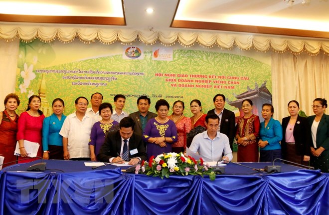 Một lễ ký kết thỏa thuận hợp tác giữa doanh nghiệp hai nước ngay sau Hội nghị giao thương kết nối cung cầu giữa doanh nghiệp Việt Nam và Lào ngày 29/6. (Ảnh: Phạm Kiên/TTXVN)