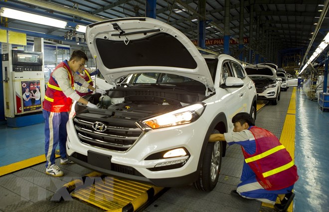 Kiểm tra chất lượng xe ôtô trước khi xuất xưởng tại Nhà máy ôtô Hyundai Thành Công. (Ảnh: Hoàng Hùng /TTXVN)