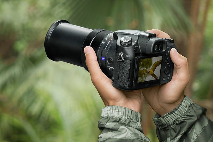 Sony Cyber-shot RX10 IV cũng có cảm biến “xếp chồng lên nhau” 20 megapixel, hiệu suất lấy nét tự động 0,03 giây.