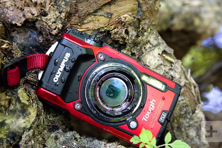 Olympus Stylus Tough TG-5 không chỉ có cảm biến 12 MP mà còn chịu được nước ở độ sâu 15m, chịu va đập ở độ cao 2m.