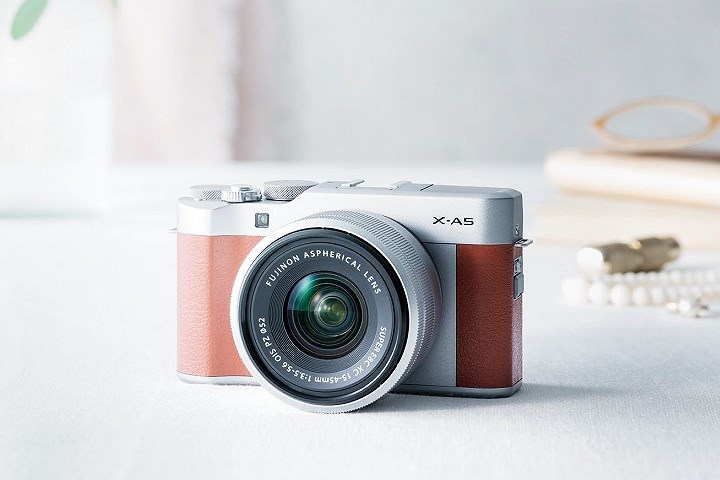 Fujifilm X-A5 có cảm biến 24,2 MP và khả năng chụp selfie với màn hình lật 180°.