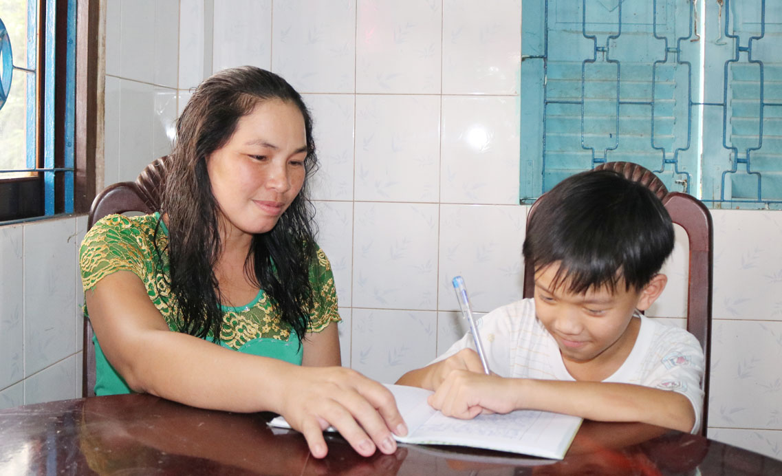 Chị Nguyễn Thị Hương Diệu dành nhiều thời gian chăm sóc, nuôi dạy con nên người