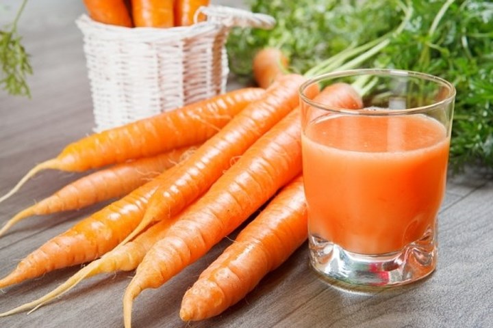 Cà rốt: Cà rốt giàu beta-carotene có thể phá hủy trứng của giun đường ruột. Ngoài ra, vitamin C và kẽm có trong cà rốt tạo nên một hệ miễn dịch mạnh. Đây là một phương thuốc tẩy ký sinh trùng hiệu quả.