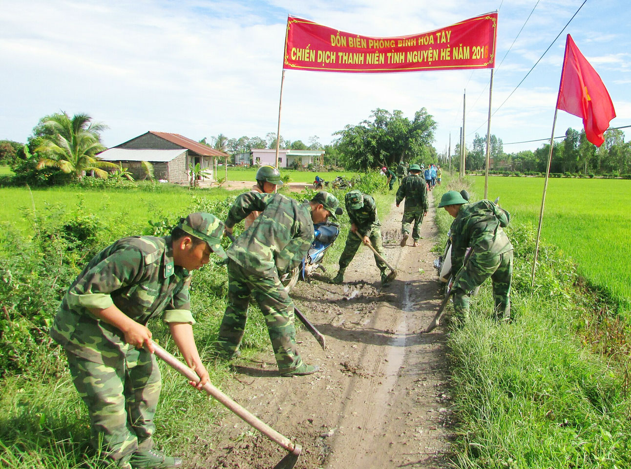 Cán bộ, chiến sĩ giúp dân sửa chữa đường giao thông nông thôn