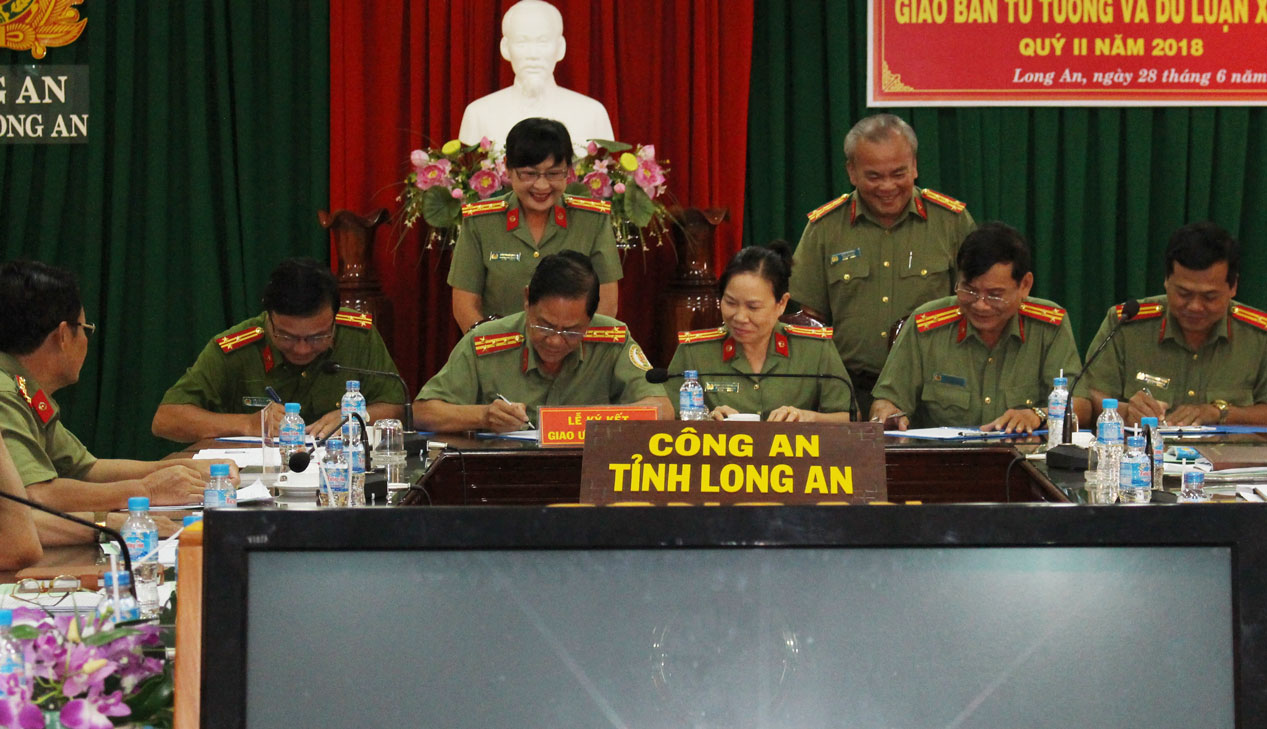 Thi đua thực hiện Sáu điều Bác Hồ dạy 5 cụm trưởng Cụm thi đua Công an tỉnh ký kết giao ước thi đua thực hiện hiệu quả Chỉ thị số 04/CT-BCA, ngày 19/5/2018 của Bộ trưởng Bộ Công an