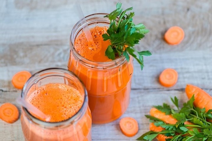 Nước ép cà rốt: Cà rốt chứa rất nhiều vitamin A và rất quan trọng đối với da và mắt. Ngoài ra, cà rốt cũng chống viêm rất tốt! Bạn có thể uống nước ép cà rốt hoặc pha chế cùng với một số loại trái cây khác như chanh, cam...