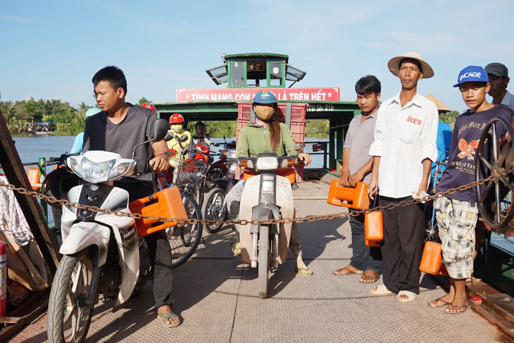 Chủ bến đò cần trang bị dụng cụ cứu sinh cho khách để bảo đảm an toàn khi sang sông