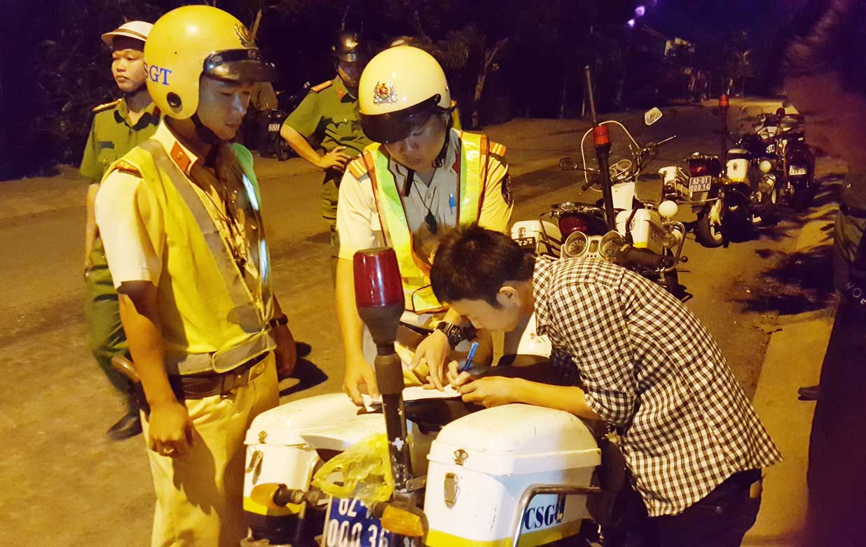 Lực lượng Cảnh sát giao thông Công an huyện Cần Giuộc lập biên bản người vi phạm quy định về giao thông đường bộ