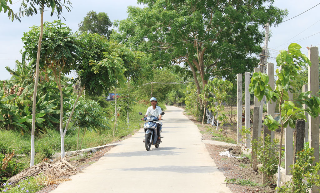 Nhiều tuyến đường giao thông nông thôn được nâng cấp, mở rộng nhờ sự đóng góp của người cao tuổi