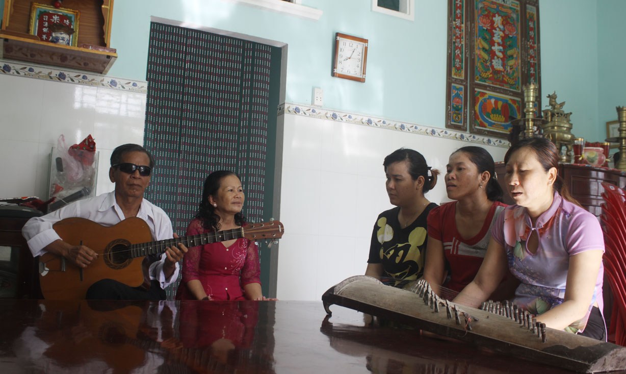 Nghệ nhân Trần Ngọc Nương dạy ca cho các học trò trong ngôi nhà nhỏ của mình