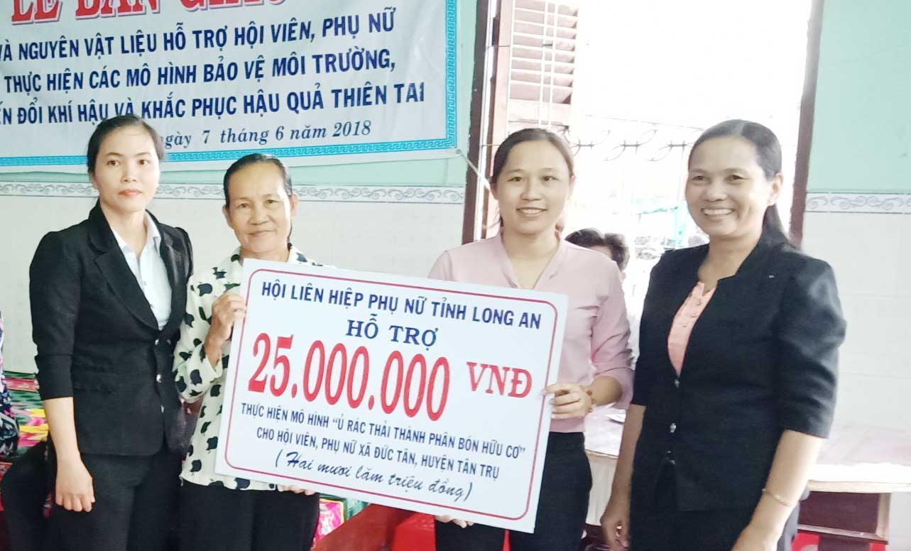 Hội Liên hiệp Phụ nữ huyện Tân Trụ trao tiền hỗ trợ cho phụ nữ ấp Bình Lợi, xã Đức Tân thực hiện mô hình 