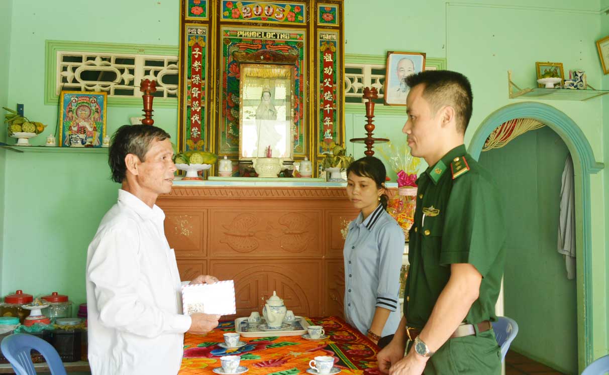 Trung tá Đỗ Văn Long - Chính trị viên Đồn Biên phòng Cửa khẩu Quốc tế Bình Hiệp thăm hỏi, tặng quà gia đình chính sách trên địa bàn