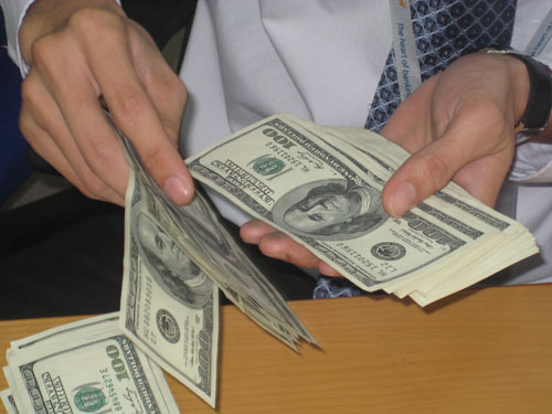 Ngân hàng Nhà nước bắt đầu bán USD Giá USD bắt đầu hạ nhiệt