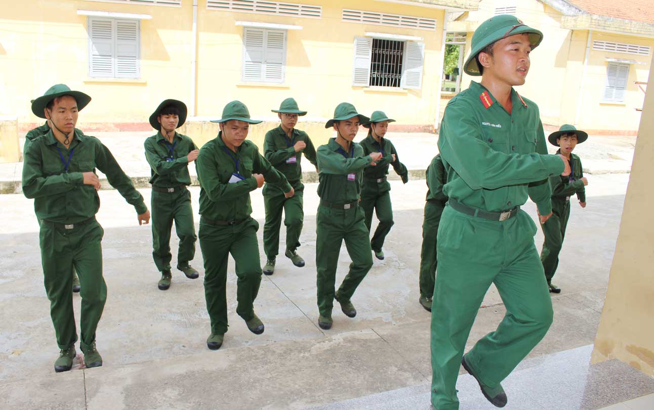 Các học viên được chia thành tiểu đội, tham gia huấn luyện điều lệ đội ngũ