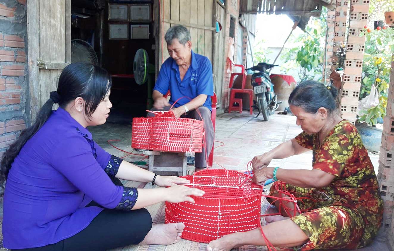 Nghề đan thùng bằng dây nhựa góp phần tạo việc làm cho nhiều lao động nông nhàn tại xã Thạnh Lợi