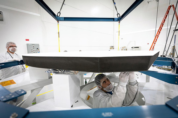 Tấm cacbon cực dày giúp bảo vệ tàu khỏi sức nóng Mặt trời - Ảnh: NASA