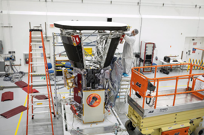 Các kỹ sư thực hiện những bước cuối cùng để hoàn thiện tàu Parker Solar - Ảnh: NASA