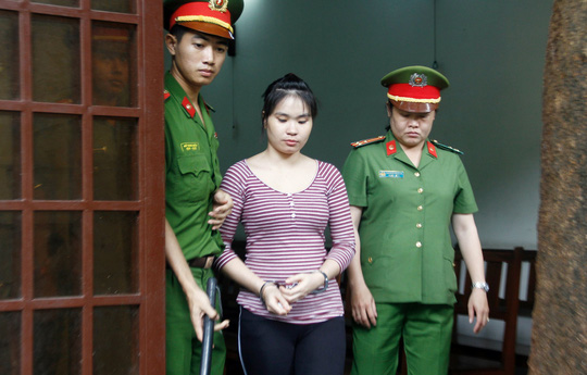 Bị cáo Nguyễn Thị Yến Lan bị áp giải sau phiên xử