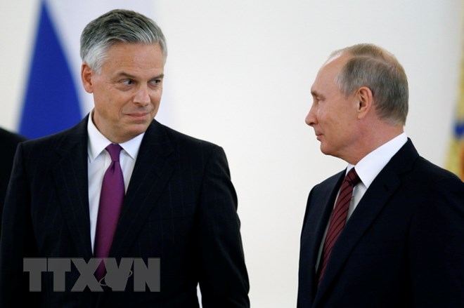 Tổng thống Nga Vladimir Putin (phải) và Đại sứ Mỹ tại Nga Jon Huntsman (trái) tại cuộc gặp ở Moskva ngày 3/10/2017. (Nguồn: AFP/TTXVN)