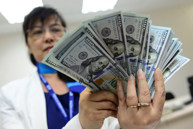 Giá USD tự do và ngân hàng liên tục ở trên mức 23.000 đồng/USD trong nhiều ngày qua - Ảnh: Quang Định