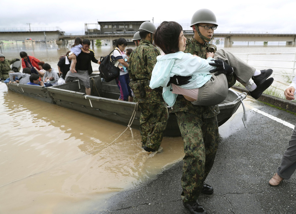 Lực lượng phòng vệ Nhật tham gia di tản người dân bị ảnh hưởng vì mưa lũ ở TP Kurashiki, phía nam Nhật, ngày 07/7 - Ảnh: Reuters