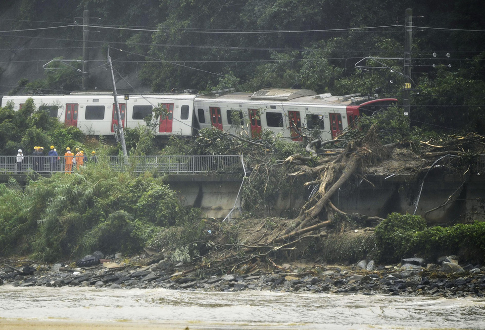 Đoàn tàu chở khách bị trật đường ray tại TP Karastu, phía tây nam Nhật Bản, do mưa lớn gây sạt lở đất ngày 07/7 - Ảnh: Reuters