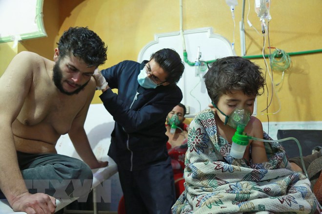 Điều trị cho người dân Syria nghi bị nhiễm khí độc trong vụ tấn công được cho là sử dụng vũ khí hóa học ở Đông Ghouta, Syria ngày 25/02. (Nguồn: AFP/ TTXVN)
