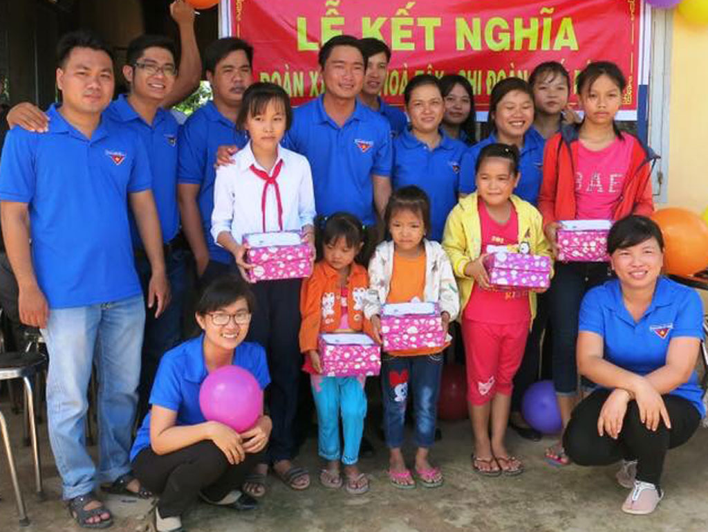 Liên chi đoàn khối Đảng - Tòa án, Viện Kiểm sát, Thi hành án dân sự huyện Mộc Hóa và Đoàn xã biên giới Bình Hòa Tây tặng quà cho học sinh nghèo tại lễ kết nghĩa