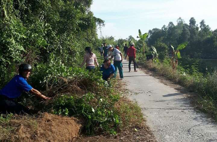 Liên chi đoàn khối Đảng - Tòa án, Viện Kiểm sát, Thi hành án dân sự huyện và Đoàn xã biên giới Bình Hòa Tây ra quân dọn vệ sinh môi trường, phát quang bụi rậm