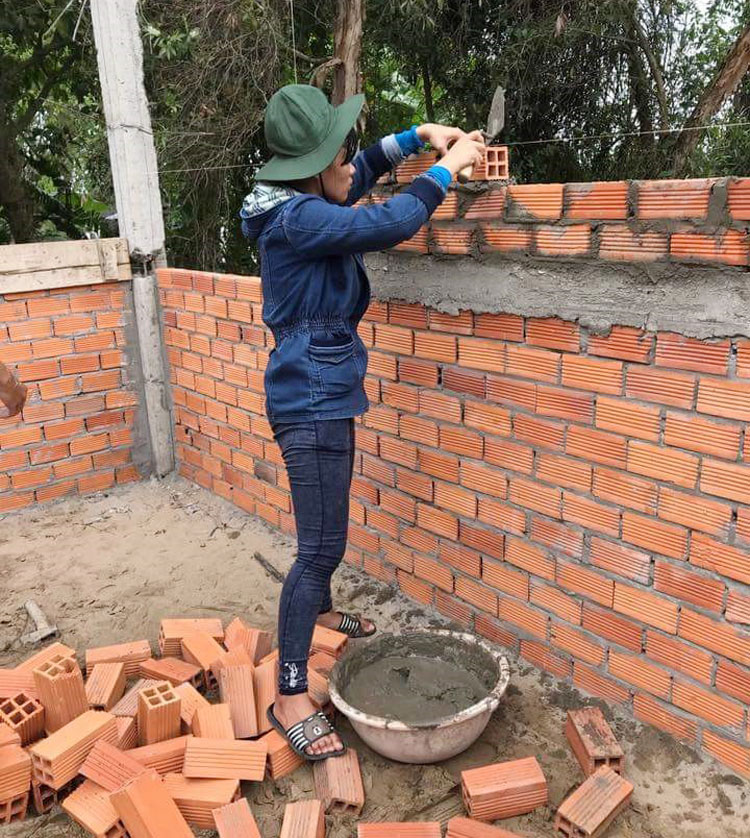 Chiến sĩ tình nguyện hỗ trợ người dân xây nhà