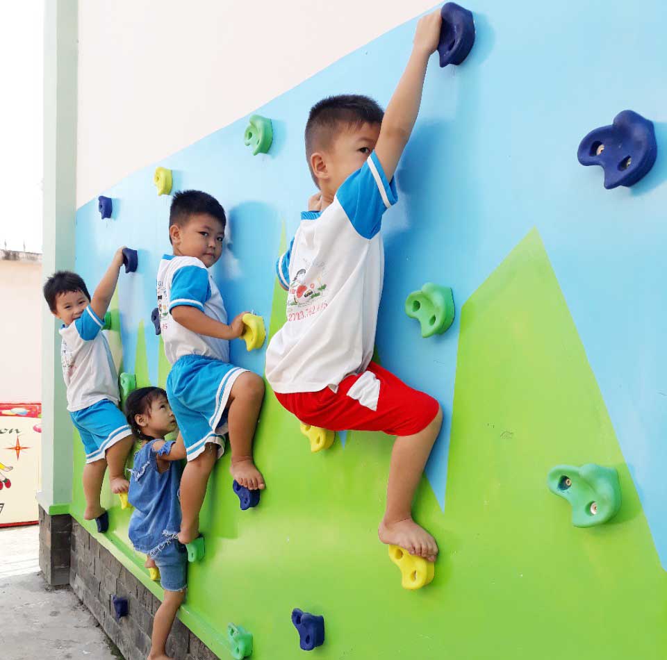 Trẻ tham gia hoạt động leo núi để rèn luyện sức khỏe