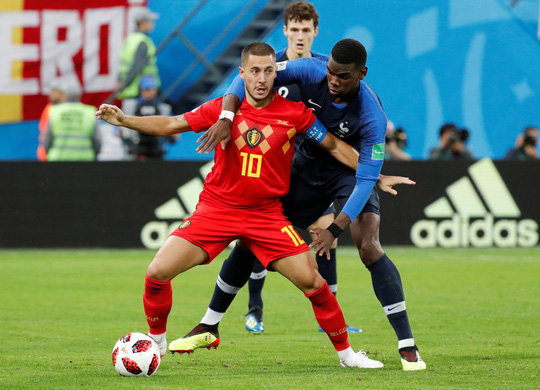 Hazard liên tiếp bắn phá khung thành tuyển Pháp