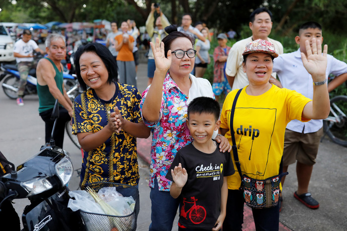 Người dân Thái Lan vui mừng khi biết chiến dịch giải cứu người thành công mỹ mãn - Ảnh: Reuters