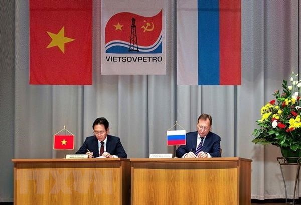 Hai bên ký văn kiện kỳ họp Hội đồng Vietsovpetro lần thứ 49. (Ảnh: Dương Trí/TTXVN)